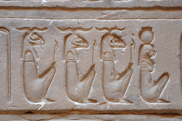 Boginie Miłości i Magii- Rola Hathor, Izydy i Bastet w Egipskiej Magii Miłosnej